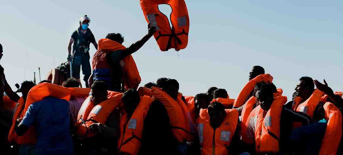 © SOS Méditerranée / فلافيو جاسبريني مهاجرون تم إنقاذهم على متن قارب بعد إنقاذهم من سفينة انقلبت أثناء عبورهم البحر في رحلة خطرة.