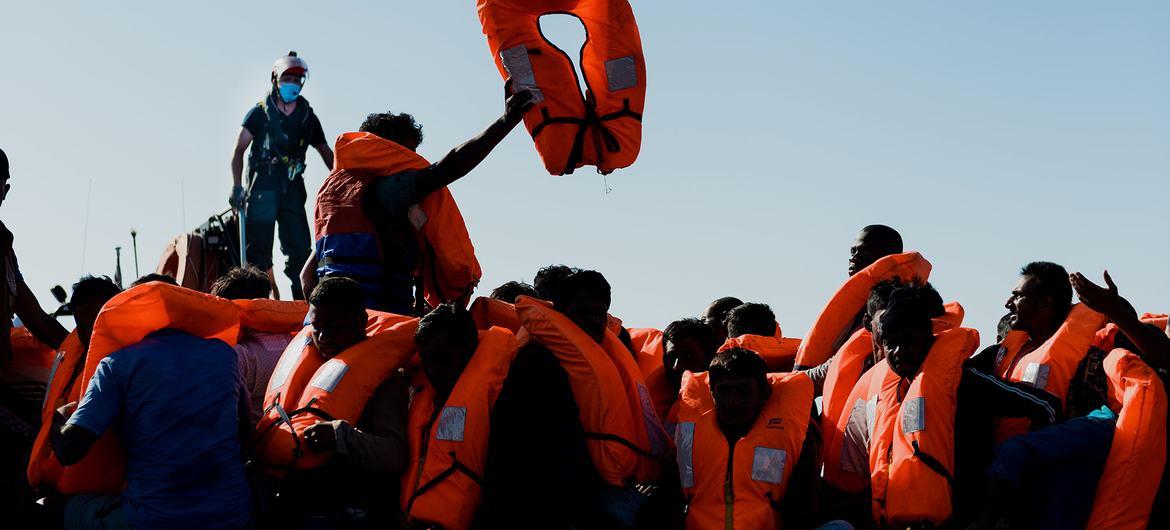© SOS Méditerranée / فلافيو جاسبريني مهاجرون تم إنقاذهم على متن قارب بعد إنقاذهم من سفينة انقلبت أثناء عبورهم البحر في رحلة خطرة. © SOS Méditerranée / فلافيو جاسبريني مهاجرون تم إنقاذهم على متن قارب بعد إنقاذهم من سفينة انقلبت أثناء عبورهم البحر في رحلة خطرة.