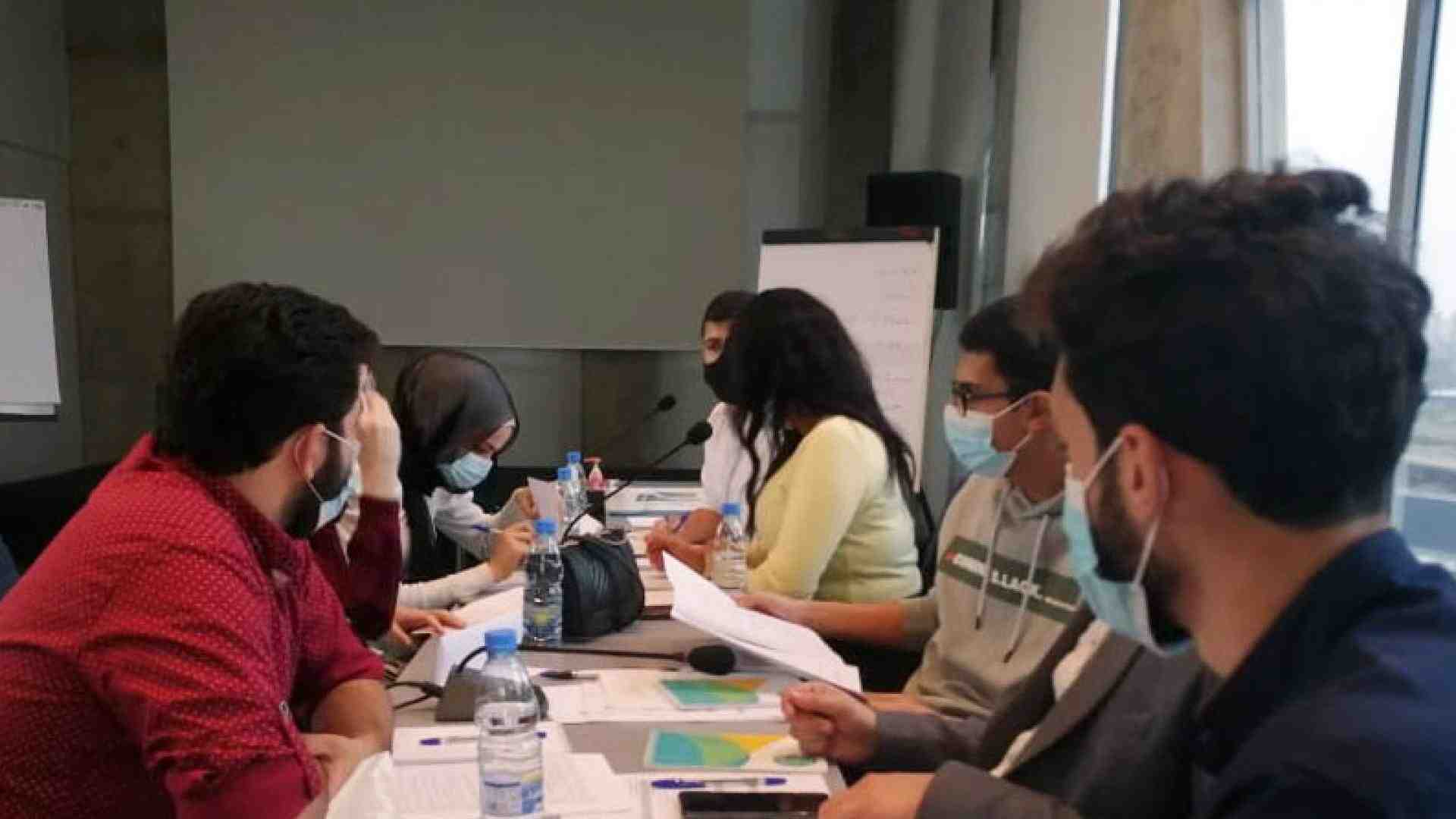 طلاب يتلقون تدريبًا ضمن برنامج ParliYouth عام 2022.
