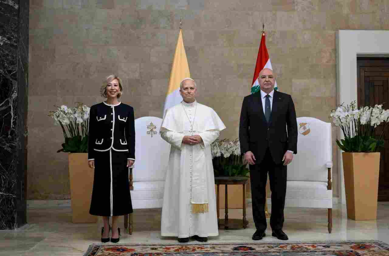 President Joseph Aoun and first lady Nehmat Aoun receive Pope Leo XIV in the presidential palace. (SourceL Vatican News)
