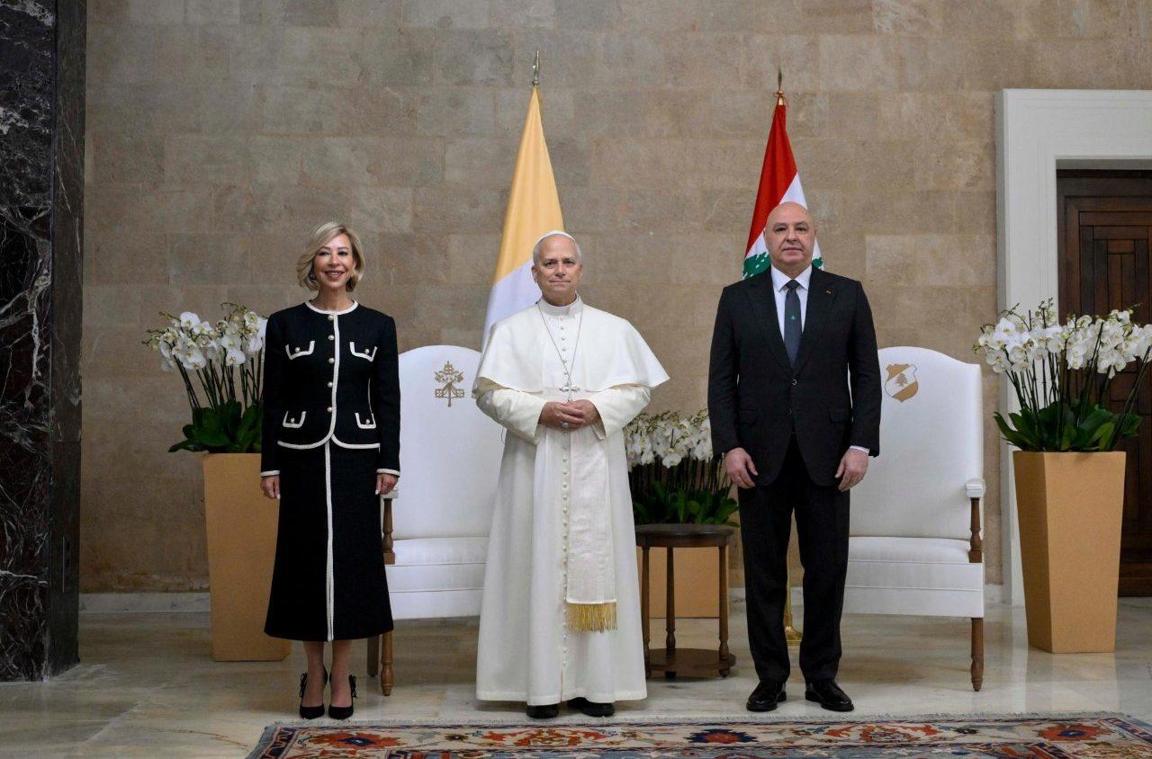 President Joseph Aoun and first lady Nehmat Aoun receive Pope Leo XIV in the presidential palace. (SourceL Vatican News) President Joseph Aoun and first lady Nehmat Aoun receive Pope Leo XIV in the presidential palace. (SourceL Vatican News)