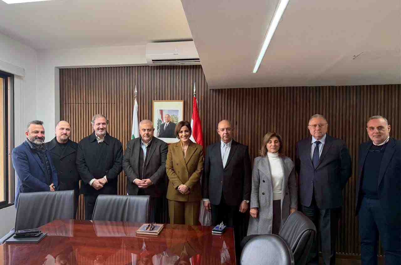 A formal photo bringing together the Minister of Environment and members of the Municipal Council