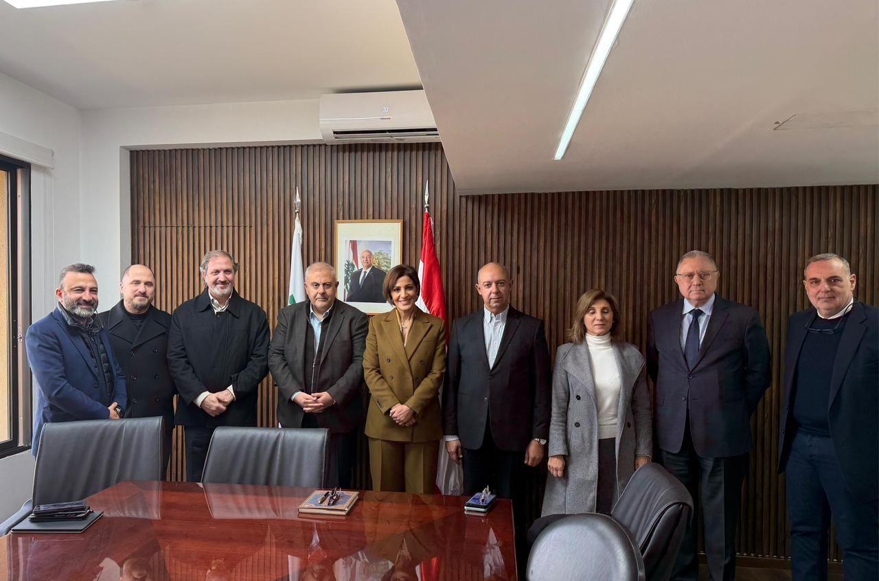 A formal photo bringing together the Minister of Environment and members of the Municipal Council A formal photo bringing together the Minister of Environment and members of the Municipal Council