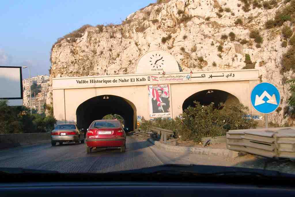دافعت بلدية ضبيه عن المشروع، موضحة أن الأعمال تهدف إلى رفع علم لبناني كبير فوق الموقع. (المصدر: L'Orient Today)