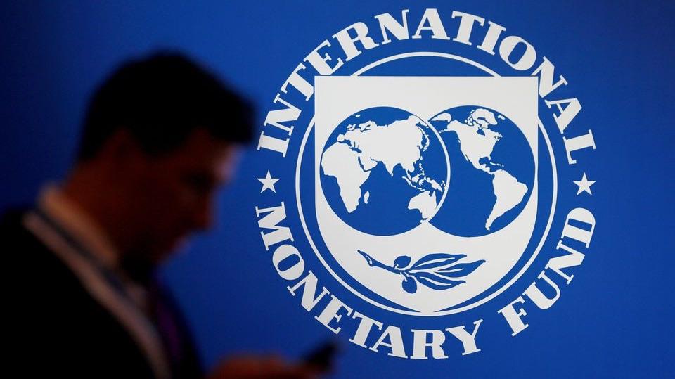 قال صندوق النقد الدولي إن الذكاء الاصطناعي يمكن أن يعزز الإنتاجية في قطاعات مختلفة، لكنه قد يؤدي أيضاً إلى اضطرابات في سوق العمل. قال صندوق النقد الدولي إن الذكاء الاصطناعي يمكن أن يعزز الإنتاجية في قطاعات مختلفة، لكنه قد يؤدي أيضاً إلى اضطرابات في سوق العمل.