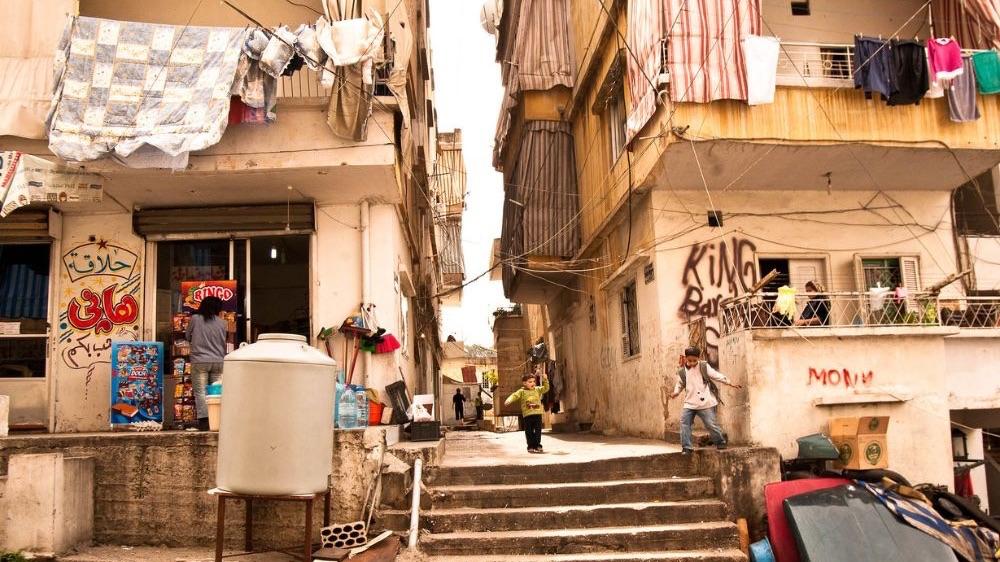 على عكس مقاييس الفقر التقليدية التي تركز بصورة أساسية على الدخل، يقيّم مؤشر الفقر متعدد الأبعاد ما إذا كان الأفراد يواجهون أشكالاً متداخلة من الحرمان في جوانب متعددة من حياتهم اليومية. على عكس مقاييس الفقر التقليدية التي تركز بصورة أساسية على الدخل، يقيّم مؤشر الفقر متعدد الأبعاد ما إذا كان الأفراد يواجهون أشكالاً متداخلة من الحرمان في جوانب متعددة من حياتهم اليومية.
