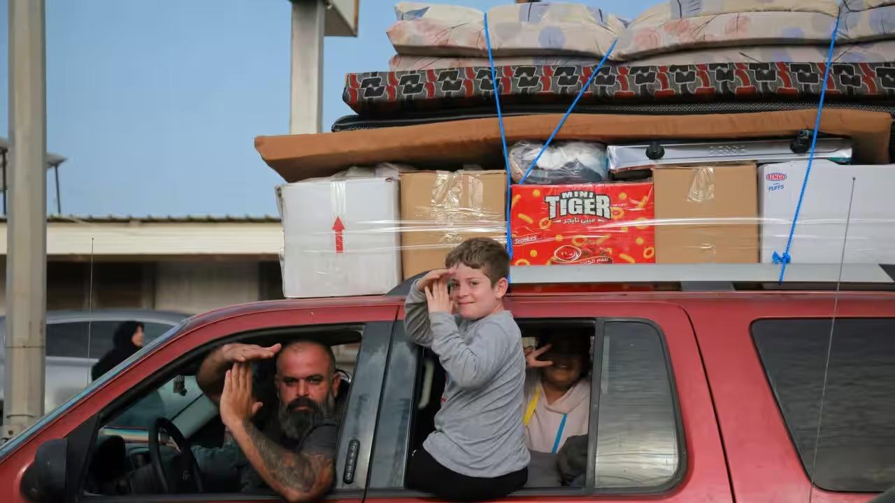 Displaced residents journeyed back to their homes in the southern Lebanon on Friday after a ceasefire took effect overnight. Source: AFP / Ibrahim Amro Displaced residents journeyed back to their homes in the southern Lebanon on Friday after a ceasefire took effect overnight. Source: AFP / Ibrahim Amro