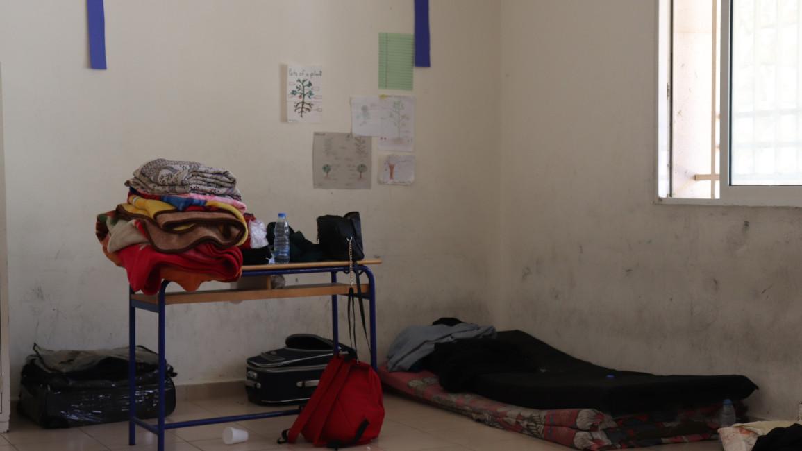 تُستخدم المكاتب كمساحات للتخزين، فيما يحاول الناس خلق منازل داخل مراكز الايواء تُستخدم المكاتب كمساحات للتخزين، فيما يحاول الناس خلق منازل داخل مراكز الايواء