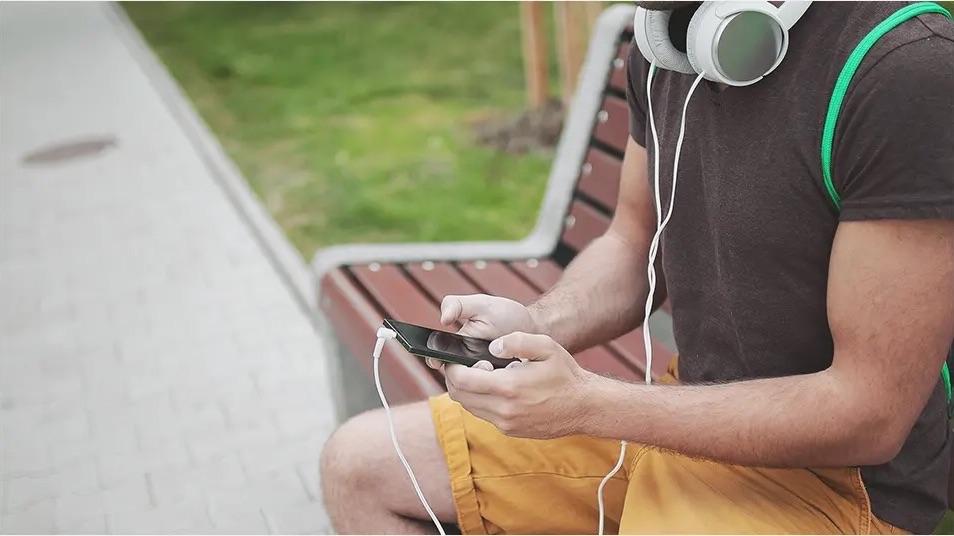 أعلنت منصة «ديزر» (Deezer) الفرنسية لبث الموسيقى، في نيسان 2026، أن المقاطع الموسيقية المُنتَجة بواسطة الذكاء الاصطناعي شكّلت 44% من إجمالي المقاطع الموسيقية الجديدة التي رُفعت إلى منصتها. أعلنت منصة «ديزر» (Deezer) الفرنسية لبث الموسيقى، في نيسان 2026، أن المقاطع الموسيقية المُنتَجة بواسطة الذكاء الاصطناعي شكّلت 44% من إجمالي المقاطع الموسيقية الجديدة التي رُفعت إلى منصتها.