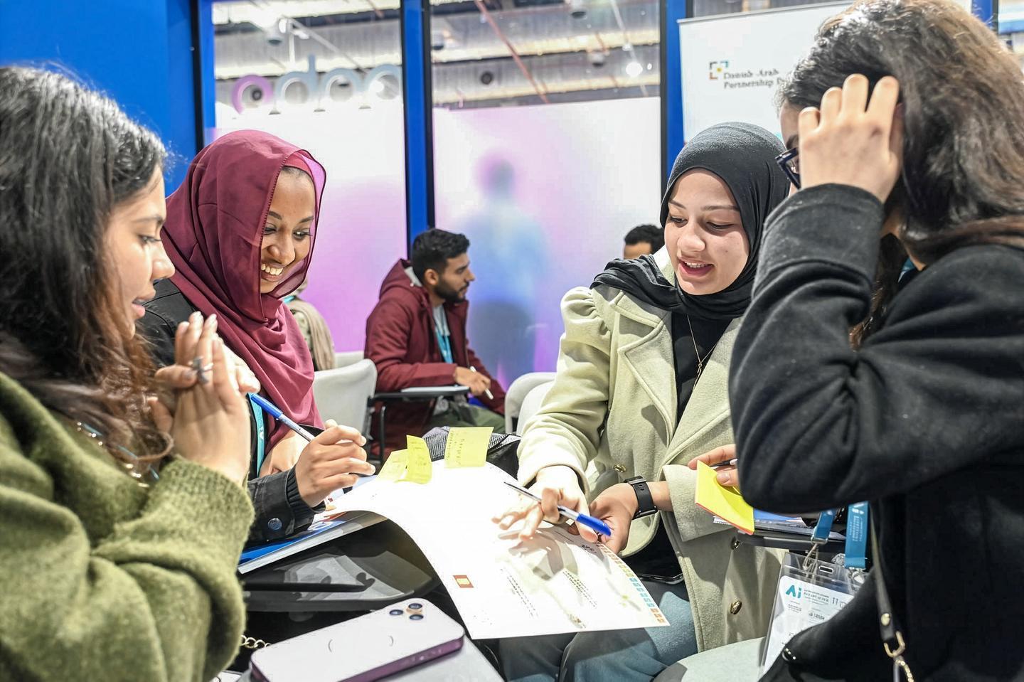 المشاركون في مخيم Twin Transitions Ideation Bootcamp في القاهرة، مصر، حيث أتيحت للشباب فرصة المشاركة في نقاشات حول المناخ والسلام والأمن، ومشاركة أفكارهم المستندة إلى التحديات التي يواجهونها في مجتمعاتهم. المشاركون في مخيم Twin Transitions Ideation Bootcamp في القاهرة، مصر، حيث أتيحت للشباب فرصة المشاركة في نقاشات حول المناخ والسلام والأمن، ومشاركة أفكارهم المستندة إلى التحديات التي يواجهونها في مجتمعاتهم.