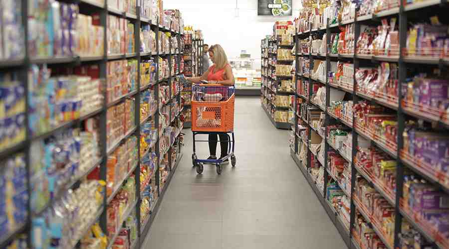 على الرغم من التراجع الواضح في وتيرة التضخم، لا تزال مستويات الأسعار المرتفعة تضغط على القدرة الشرائية للأسر في ظل التحديات الاقتصادية المستمرة.