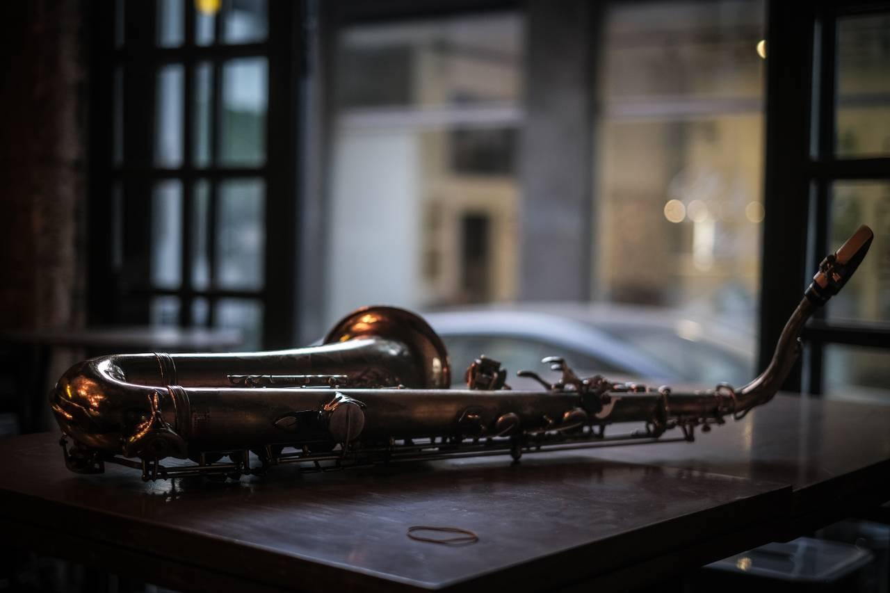 تتركز معظم أنشطة الجاز في لبنان في مدينة بيروت، حيث تُقام العروض في الحانات والمقاهي والمساحات الثقافية المختلفة.(حقوق الصورة: L’Orient Today) تتركز معظم أنشطة الجاز في لبنان في مدينة بيروت، حيث تُقام العروض في الحانات والمقاهي والمساحات الثقافية المختلفة.(حقوق الصورة: L’Orient Today)