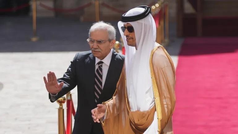 استقبل رئيس مجلس الوزراء اللبناني نظيره القطري في بيروت يوم الجمعة. (حقوق الصورة: حسن عمّار/وكالة أسوشيتد برس) استقبل رئيس مجلس الوزراء اللبناني نظيره القطري في بيروت يوم الجمعة. (حقوق الصورة: حسن عمّار/وكالة أسوشيتد برس)