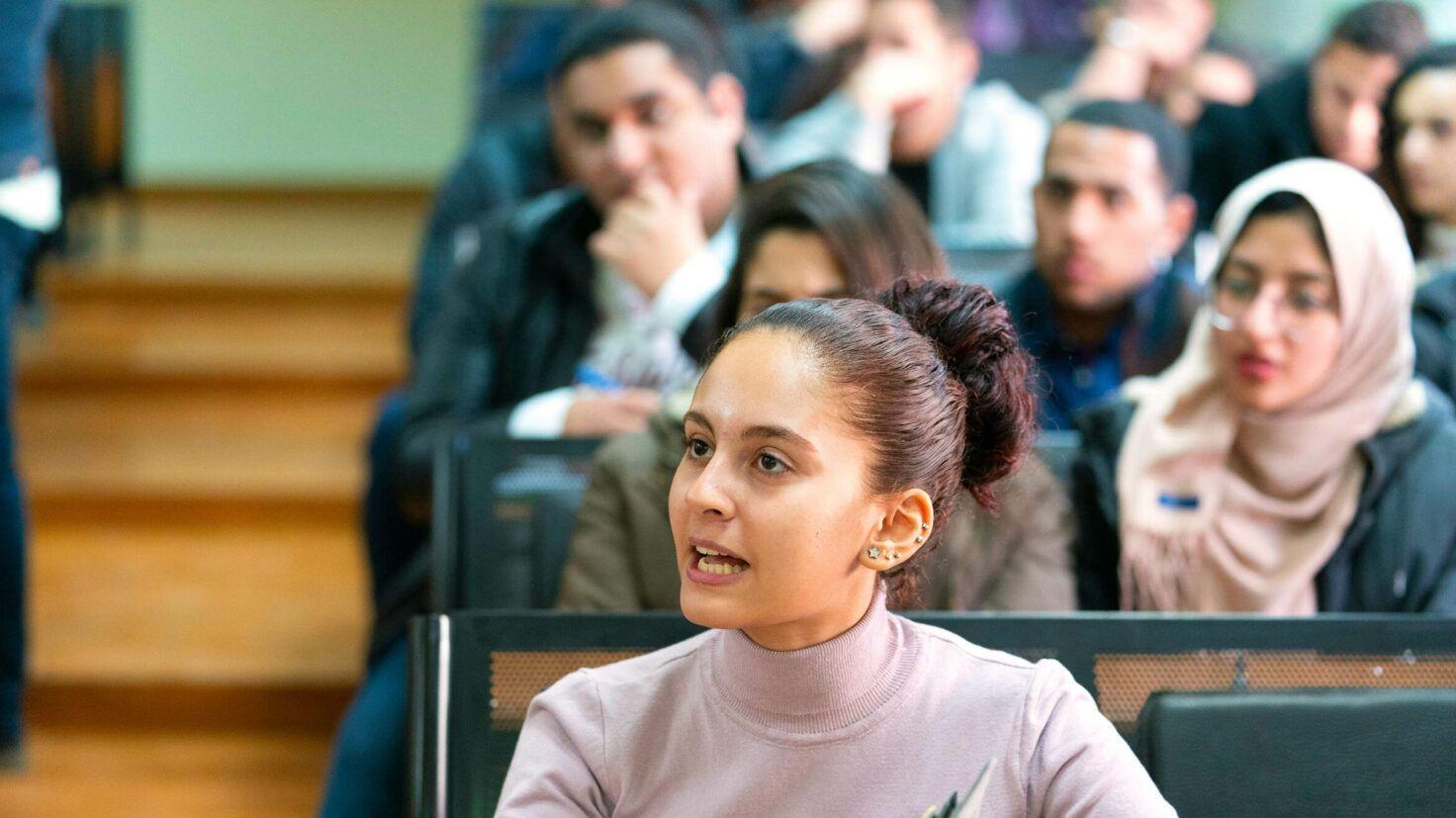 طلاب في الجامعة البريطانية في القاهرة. رغم أن عدد النساء الحاصلات على شهادات جامعية يفوق عدد الرجال في معظم دول منطقة الشرق الأوسط وشمال أفريقيا، فإن مشاركتهن في سوق العمل لا تزال أقل من مشاركة الرجال. © صندوق النقد الدولي/ستيفن جافي طلاب في الجامعة البريطانية في القاهرة. رغم أن عدد النساء الحاصلات على شهادات جامعية يفوق عدد الرجال في معظم دول منطقة الشرق الأوسط وشمال أفريقيا، فإن مشاركتهن في سوق العمل لا تزال أقل من مشاركة الرجال. © صندوق النقد الدولي/ستيفن جافي