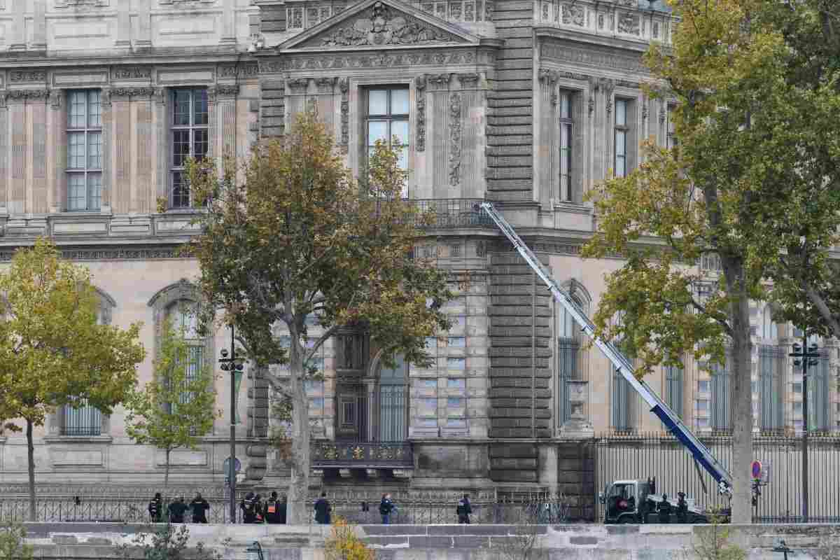 Four masked people arrived in a truck fitted with a lift and broke into glass display. (Source: The Guardian)