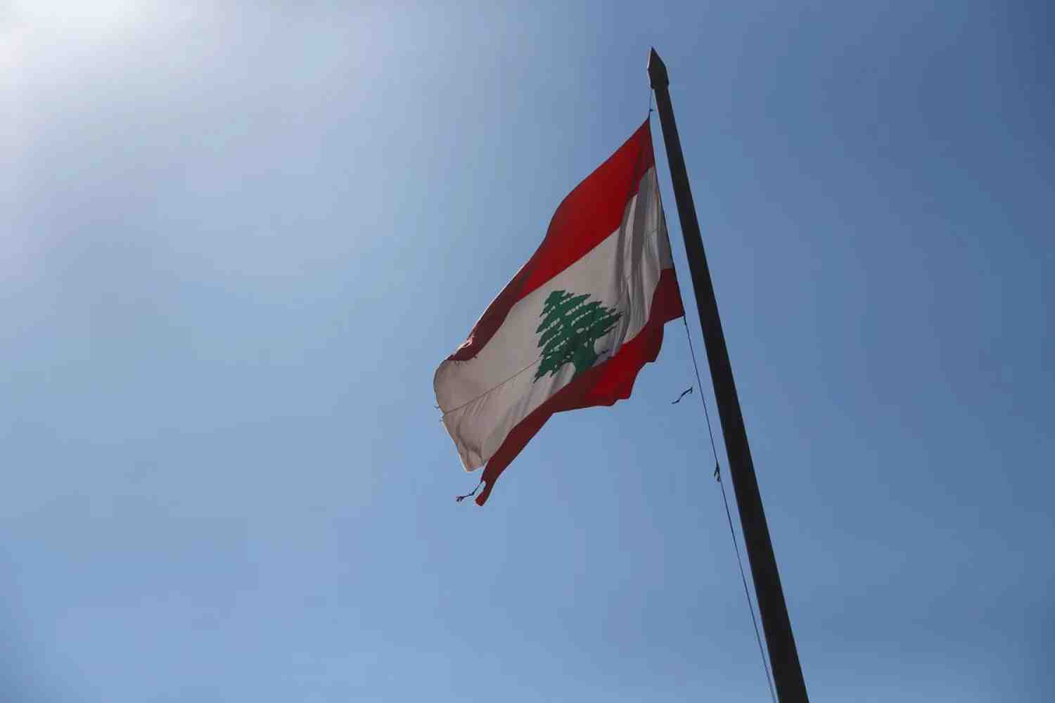 علم لبنان يرفرف في بيروت، لبنان، 18 آب 2020. رويترز/هاناه مكاي