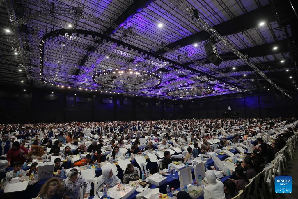 The record-breaking table, measuring more than three kilometers, brought together over 5,700 orphans and underprivileged children for a communal Ramadan meal. The record-breaking table, measuring more than three kilometers, brought together over 5,700 orphans and underprivileged children for a communal Ramadan meal.