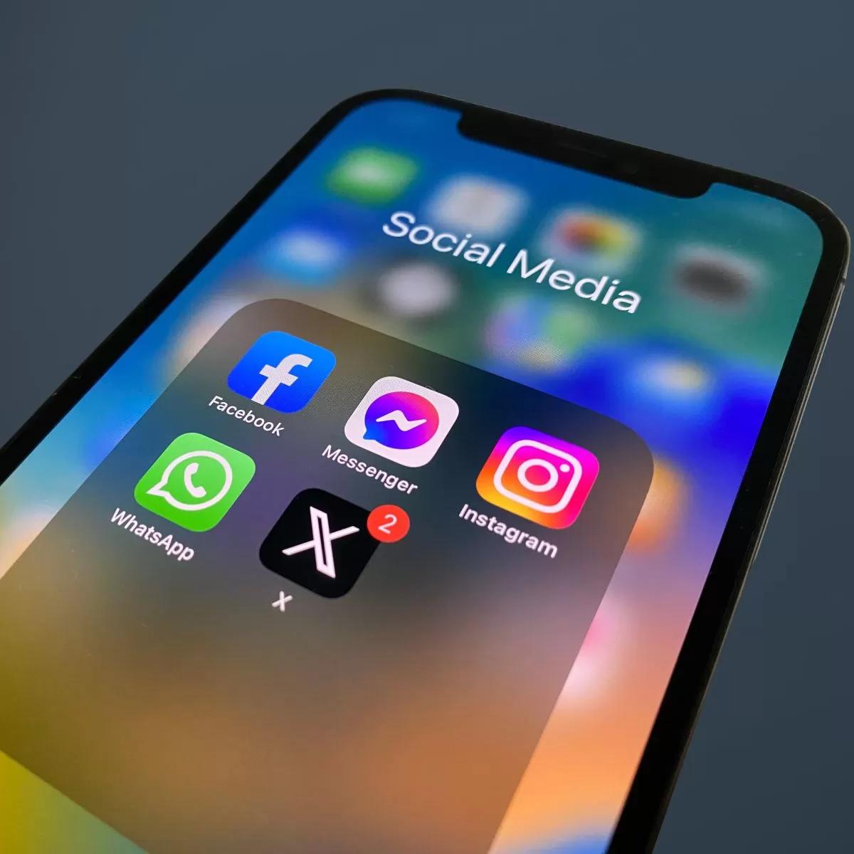 شاشة هاتف ذكي تعرض تطبيقات التواصل الاجتماعي مع إشعارات، تعكس حالة الإرهاق الرقمي. شاشة هاتف ذكي تعرض تطبيقات التواصل الاجتماعي مع إشعارات، تعكس حالة الإرهاق الرقمي.