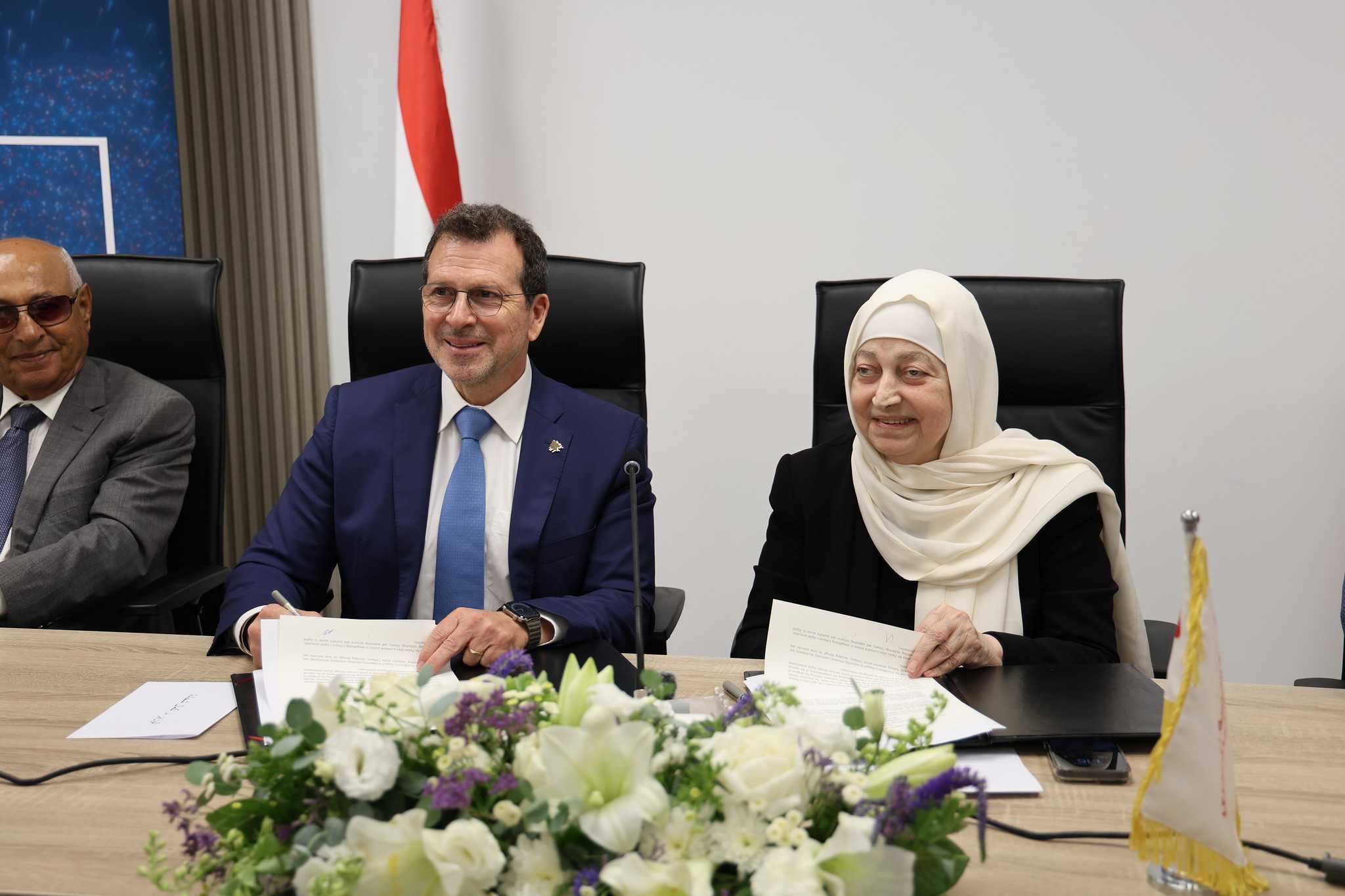 The agreement was signed at the foundation’s office in Beirut by Mrs. Bahia Hariri, President of the Hariri Foundation, and Dr. Kamal Shehadeh, Minister of Displaced Persons and Minister of State for Technology and Artificial Intelligence.