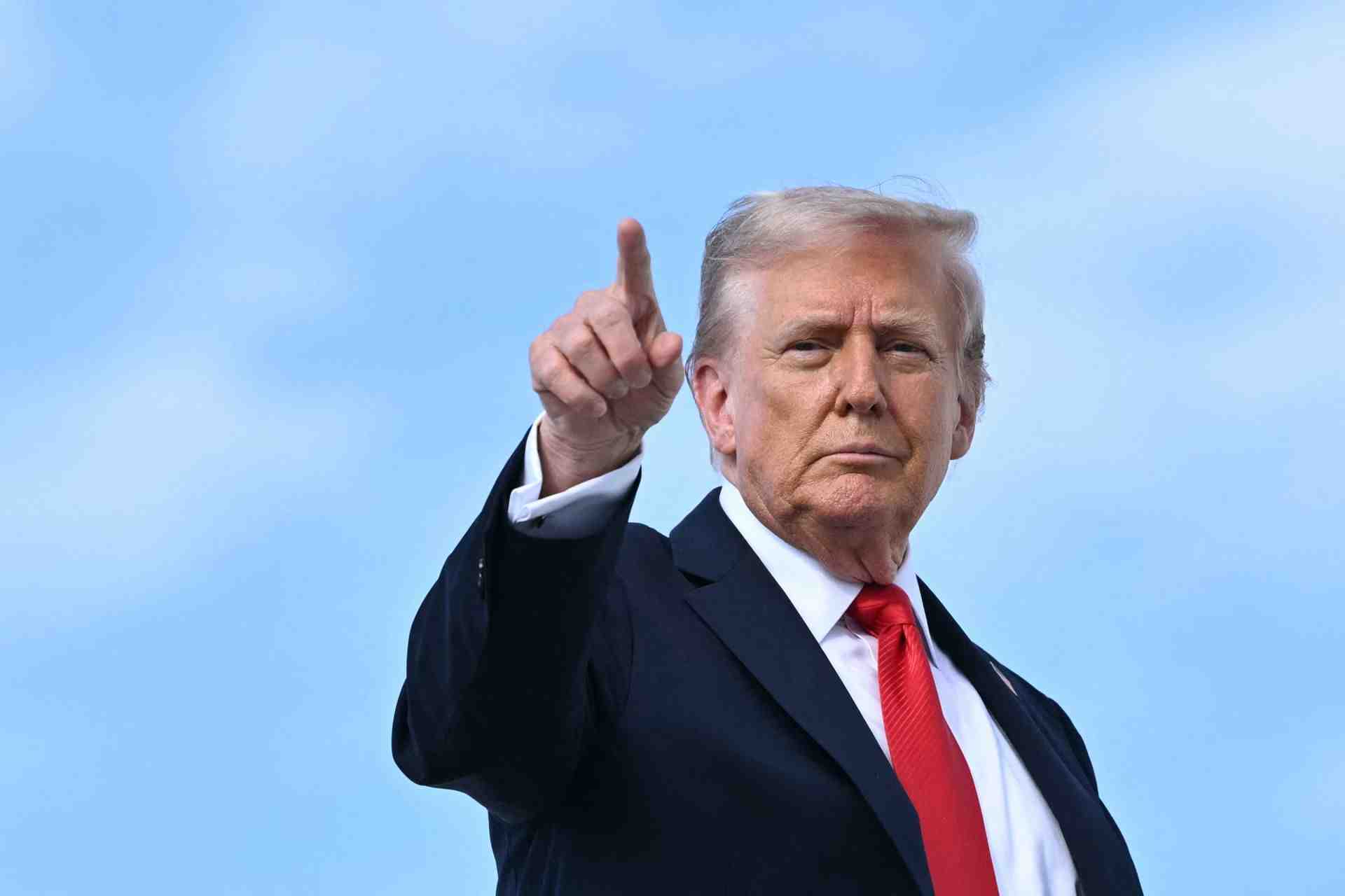 كما اتهم ترامب كندا بمحاولة التأثير على المحكمة العليا الأميركية قبل جلسات الاستماع بشأن قانونية رسومه الجمركية العالمية.