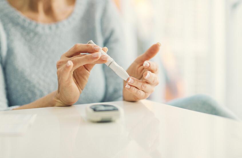 A woman checks her blood sugar level as part of a routine follow-up A woman checks her blood sugar level as part of a routine follow-up