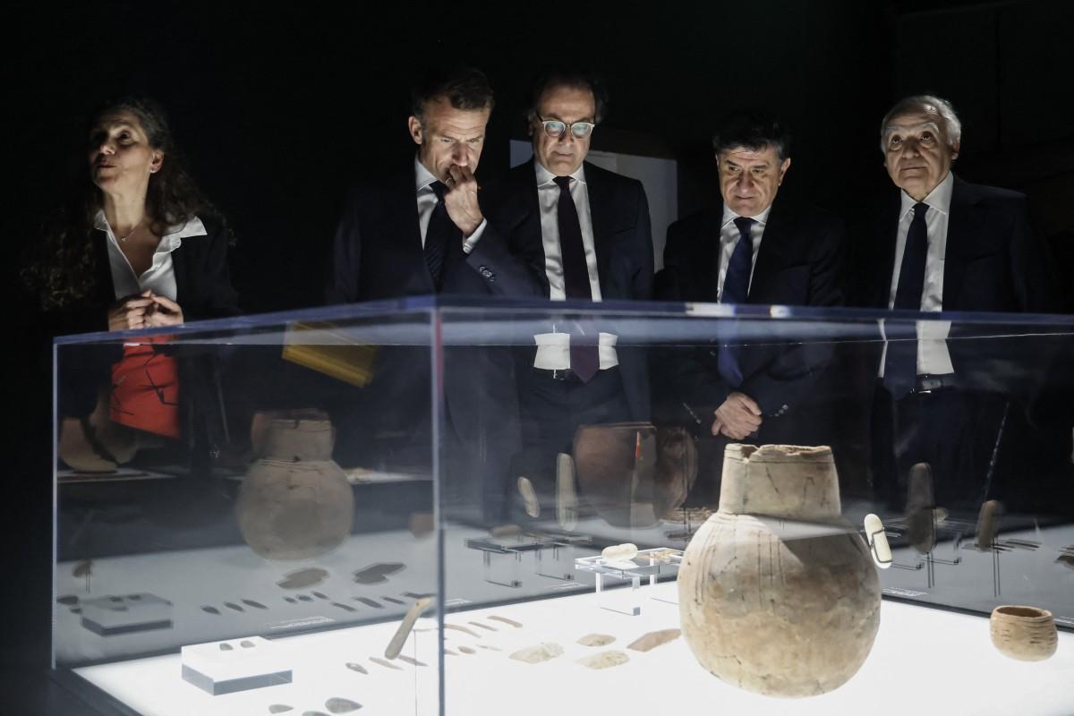 افتُتح المعرض في معهد العالم العربي في باريس، بحضور الرئيس الفرنسي إيمانويل ماكرون. افتُتح المعرض في معهد العالم العربي في باريس، بحضور الرئيس الفرنسي إيمانويل ماكرون.