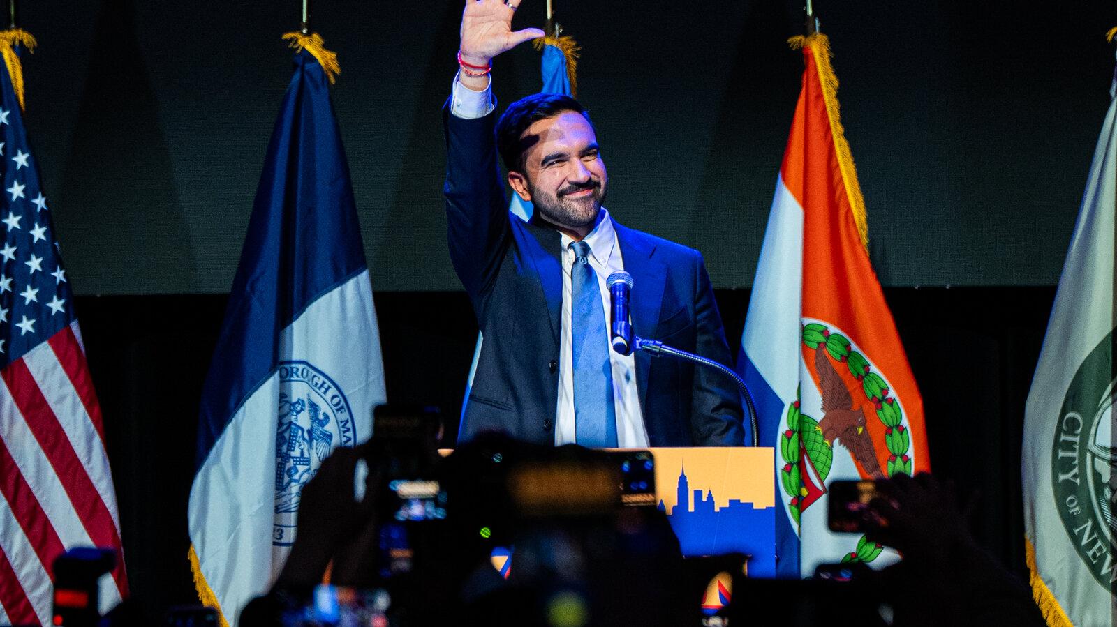 دعا مامداني إلى تجميد الإيجارات وتحسين حقوق العمال. دعا مامداني إلى تجميد الإيجارات وتحسين حقوق العمال.