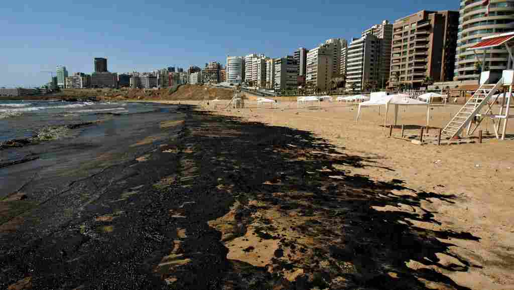 Jiyeh coast following the oil spill in July 2006. (Image Credit: Ej Atlas)