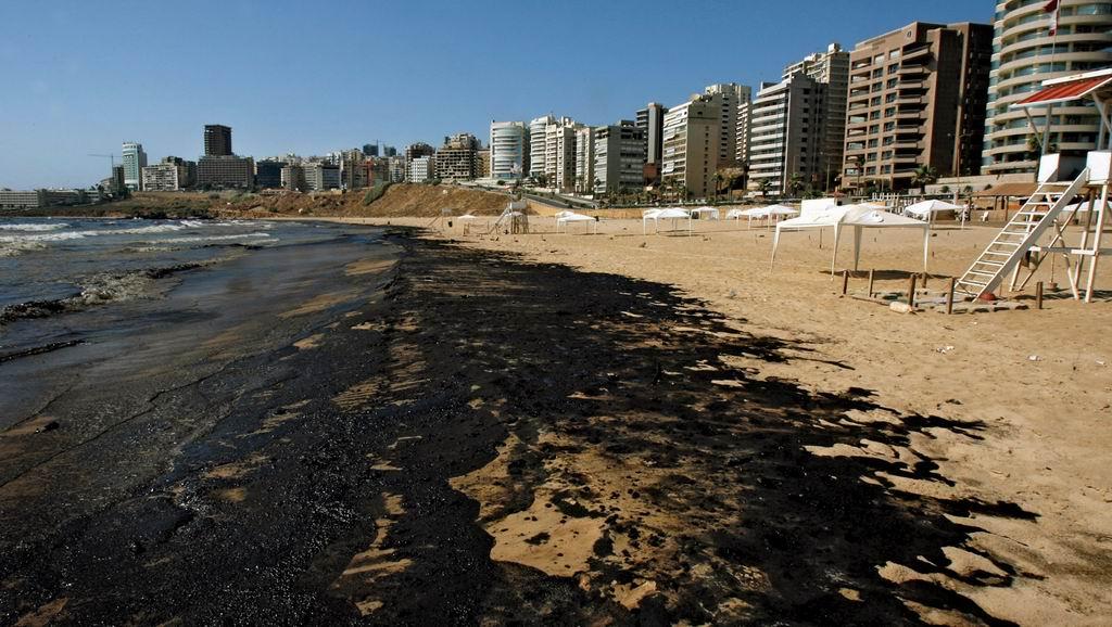Jiyeh coast following the oil spill in July 2006. (Image Credit: Ej Atlas) Jiyeh coast following the oil spill in July 2006. (Image Credit: Ej Atlas)