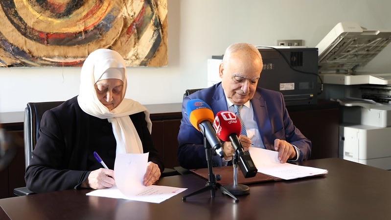 السيدة بهية الحريري والوزير غسان سلامة خلال مراسم توقيع مذكرة التفاهم السيدة بهية الحريري والوزير غسان سلامة خلال مراسم توقيع مذكرة التفاهم