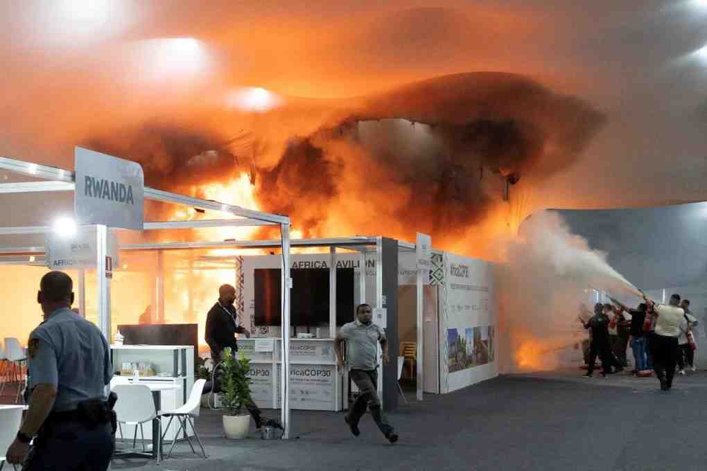 تم إخماد الحريق خلال ست دقائق فقط، لكن 13 شخصاً تلقّوا العلاج بسبب استنشاق الدخان.