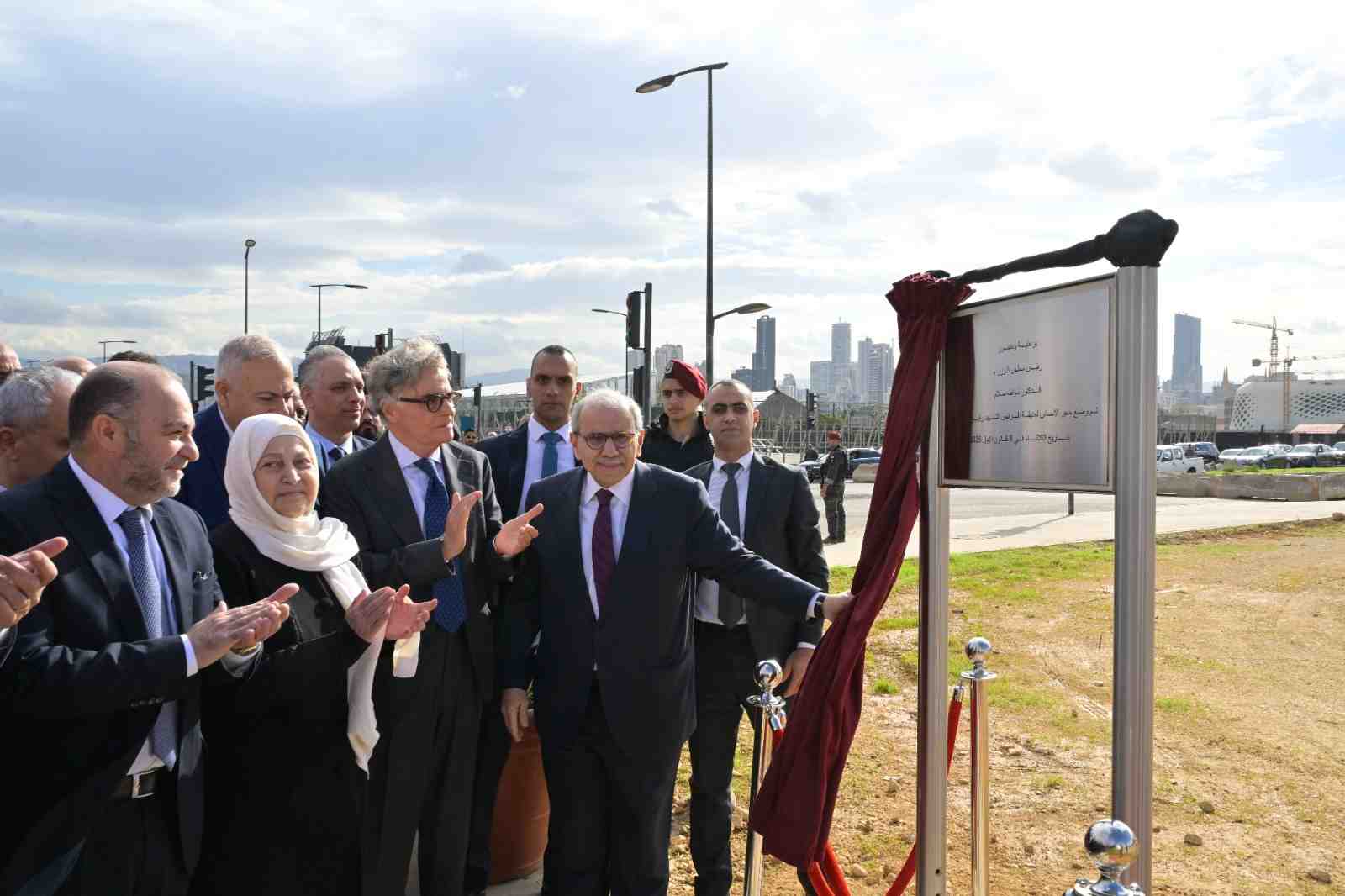 رئيس الحكومة سلام، السيدة بهية الحريري، ممثل عن السيدة نازك الحريري، ومدير مكتبها السيد أحمد حجازي خلال الحفل. (المصدر: الوكالة الوطنية للإعلام)