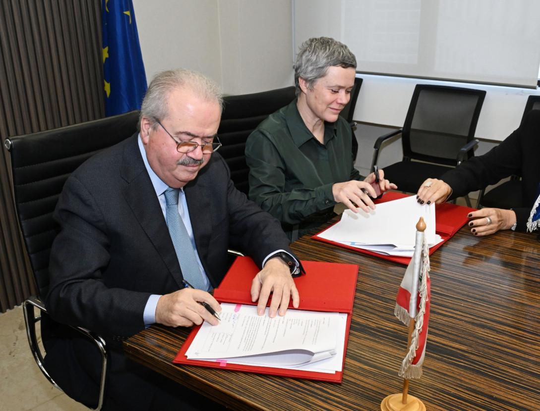 وزير المالية اللبناني ياسين جابر إلى جانب ممثل الاتحاد الأوروبي عام 2025. وزير المالية اللبناني ياسين جابر إلى جانب ممثل الاتحاد الأوروبي عام 2025.