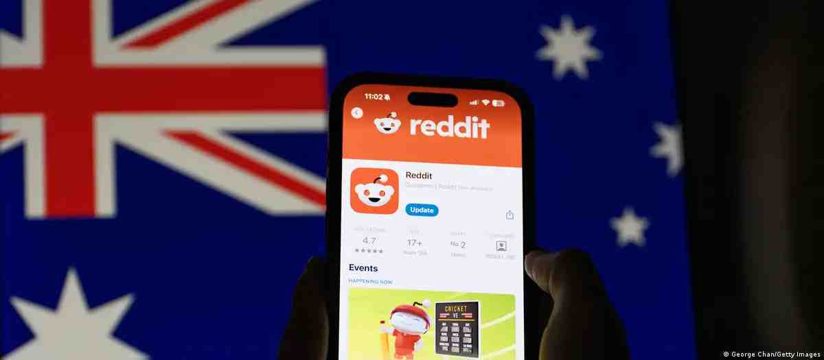 Reddit stated that its service already carries a “17+” age rating on Apple’s App Store and maintained that age verification should be handled at the app store level. (Credit: DW)